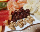 Une image de l'étape 5 de Assiette composée de fruits frais coupés et fruits a coque 🍴.