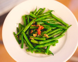 A picture of step 4 of Aglio Aglio Peperoncino with string beans.