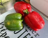 Une image de l'étape 1 de Courgettes et poivrons bicolores marinés grillés à la plancha.