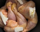 Une image de l'étape 2 de Cuisses de poulet rôties à l’air fryer.