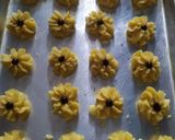 Foto langkah ke 4 dari resep Kue semprit renyah.