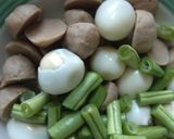 Foto langkah ke 3 dari resep Sup bakso telur puyuh buncis.