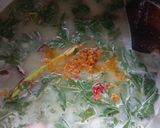 Foto langkah ke 2 dari resep Ikan asap daun singkong masak santan.