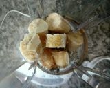 Foto del paso 1 de la receta: Licuado de durazno, banana y almendras