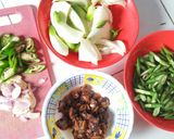 Foto langkah ke 1 dari resep Tumis Kerang Kacang Panjang & Bunga Turi.