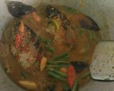Foto langkah ke 6 dari resep Ikan mas bumbu kuning.