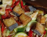 Foto langkah ke 2 dari resep Tumis Cucut Terong Cabe Bawang.