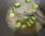 Foto langkah ke 4 dari resep Bening oyong bakso soun.