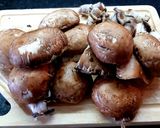 Foto del paso 2 de la receta: Pollo con hongos en salsa de vino blanco 🍷