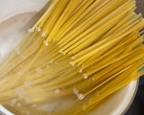Foto del paso 1 de la receta: Fettuccini con tocino en crema de chipotle