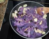 Foto del paso 5 de la receta Lombarda rehogada con manzana piñones y pasas