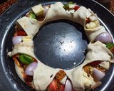 চিকেন টিক্কা রিং পিজ্জা (chicken tikka ring pizza recipe in Bengali) রেসিপির ধাপ 14 ছবি