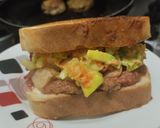 Foto del paso 9 de la receta: Sándwich🍗de pollo🥓y ensalada fresca🥯🧅🥑