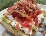 Foto del paso 8 de la receta: Torrada de queso cottage, tomate, aguacate e higos con jamón