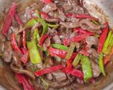Foto langkah ke 7 dari resep Tumis Daging Sapi dan Paprika.