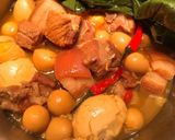 Hình bước làm 3 của món Thịt kho trứng rịu cùng lá chuối