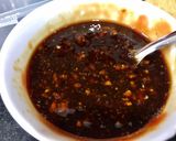 Hình bước làm 2 của món Gà quay da giòn, ăn kèm cơm chiên tỏi và canh nấm