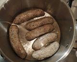 A picture of step 1 of Sausages in wine sauce.