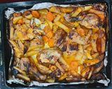 Foto del passaggio 5 della ricetta Pollo al forno con patate, carote e cipolle