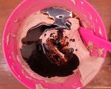 Foto langkah ke 5 dari resep Brownies Kukus with Strawberry Glaze.