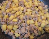 Foto langkah ke 3 dari resep Tumis kentang daging sederhana untuk bekal anak.