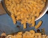 Foto del passaggio 6 della ricetta Pasta con dadini di Ricciola, Olive Taggiasche & Bottarga