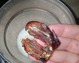 A picture of step 2 of Date and nuts shake.