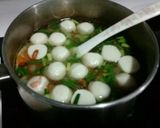Foto langkah ke 2 dari resep Sop bakso sayur.