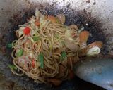 Foto langkah ke 11 dari resep Spaghetti Goreng Pedas.