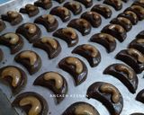 Foto langkah ke 5 dari resep Choco Cashew Cookies.