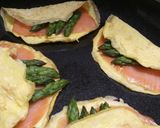 A picture of step 3 of Smoked salmon and asparagus omelette.