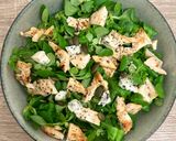 Foto del paso 3 de la receta: Ensalada de canónigos con pavo al ajillo y queso azul
