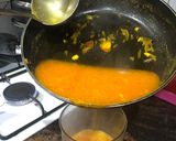 Foto del paso 3 de la receta Flores de pasta filo rellenas de rape adobado y gambas con salsa