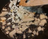 Hagymás csirkemáj zsírjában recept fázis 2 fotója