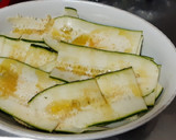 Foto del paso 1 de la receta: Mero al horno con calabacín y verduritas tricolor