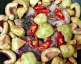 Hình bước làm 3 của món Cá Bò Ngừ Kho Trái Vả