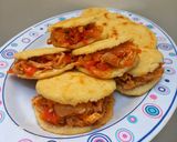 Foto del paso 3 de la receta: Arepas de pollo desmechado y cebolla