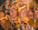 Foto del paso 3 de la receta: Manitas de cerdo con trompetas y rebozuelos