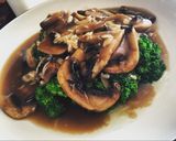 Foto langkah ke 5 dari resep Mushroom broccoli with oyster sauce.