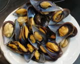 Foto del paso 1 de la receta: Fideuá de fideo grueso con Mejillones y Langostinos