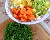 Tejfölös, habart, füstölt tarja leves, zöld fűszerekkel és zöldségekkel recept fázis 3 fotója
