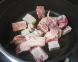 Foto del paso 5 de la receta: Costillas de cerdo con tocino salado