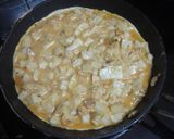 Foto del paso 3 de la receta Tortilla de papas con cebolla, chorizo de Teror y perejil