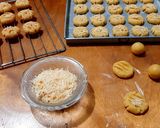 Foto langkah ke 4 dari resep Corn Flakes Cookies.