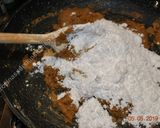A picture of step 4 of Besan Halwa حلوای آرد نخودچی.