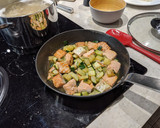 A picture of step 3 of Pasta with salmon and cream cheese.