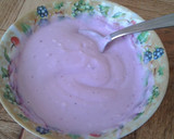 Foto del paso 3 de la receta: Mix frutal con yogurt natural y salsa de arándanos... aprovechando las sobritas