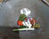Foto langkah ke 1 dari resep Asam pedas kepala salmon.