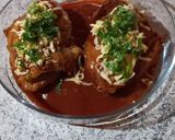 Foto del paso 3 de la receta: Pechugas rellenas con queso 🧀 y salsa roja