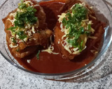 Foto del paso 3 de la receta: Pechugas rellenas con queso 🧀 y salsa roja